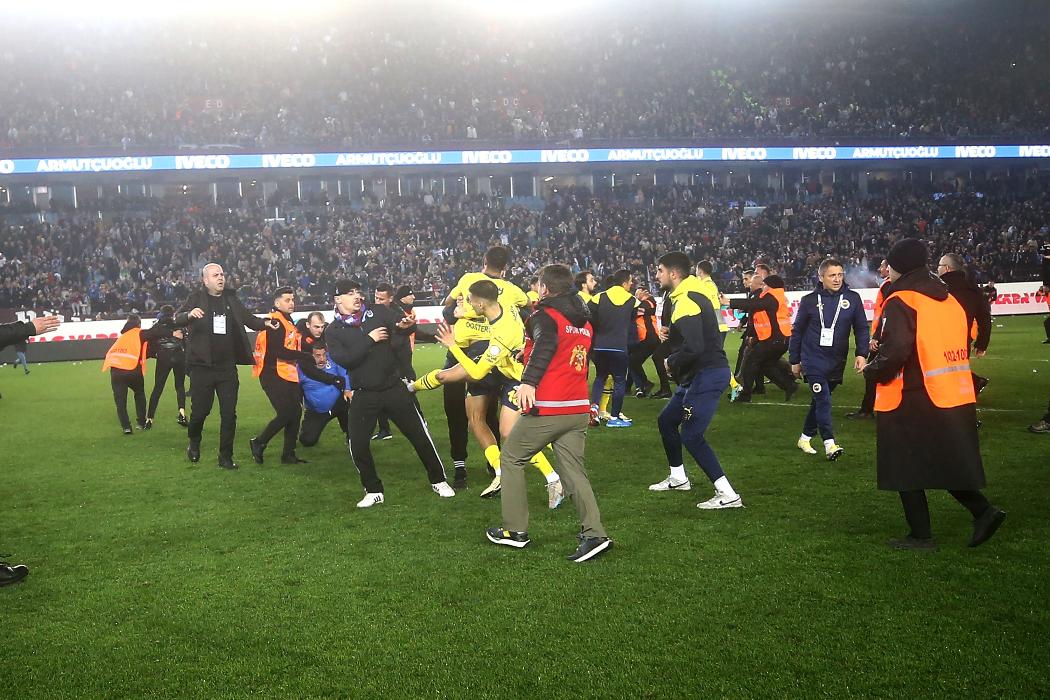 V Deo Mostra Confronto Brutal Entre Torcedores E Jogadores Ap S Partida