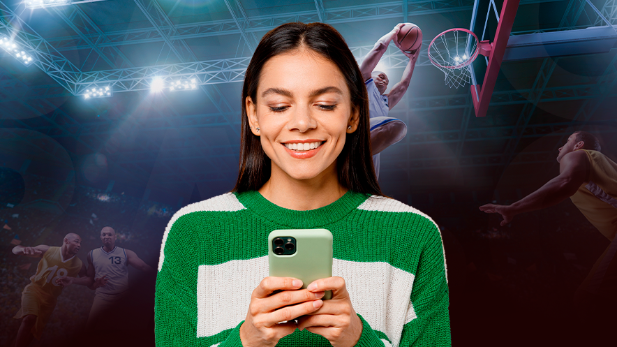 Imagem mostra mulher sorrindo ao utilizar um smartphone