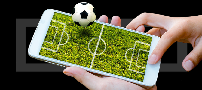 Imagem mostra smartphone como campo de futebol e uma bola