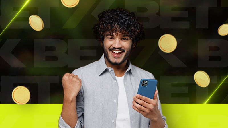 Imagem mostra homem sorrindo utilizando um smartphone