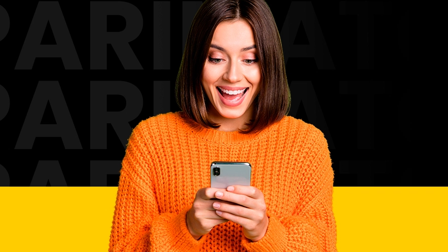 Imagem mostra mulher sorrindo com smartphone na mão