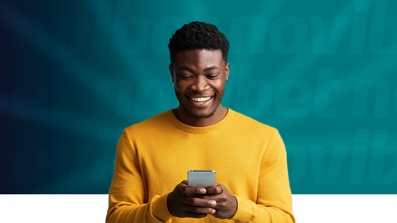 Imagem mostra homem sorrindo ao utilizar um smartphone