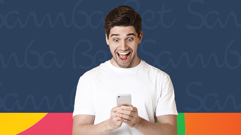 Imagem mostra homem feliz utilizando um smartphone