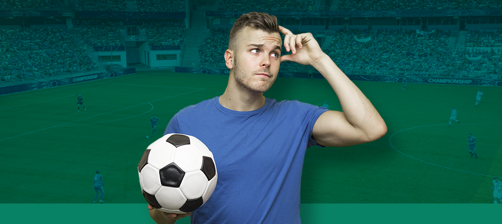 Imagem mostra homem pensativo, segurando uma bola de futebol, e um campo de futebol ao fundo.