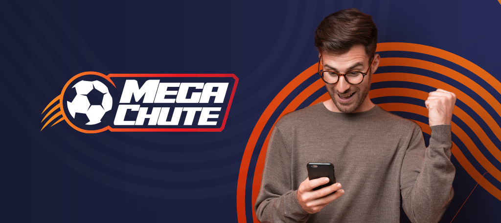 Imagem mostra homem sorrindo ao utilizar um smartphone ao lado da logomarca do Mega Chute