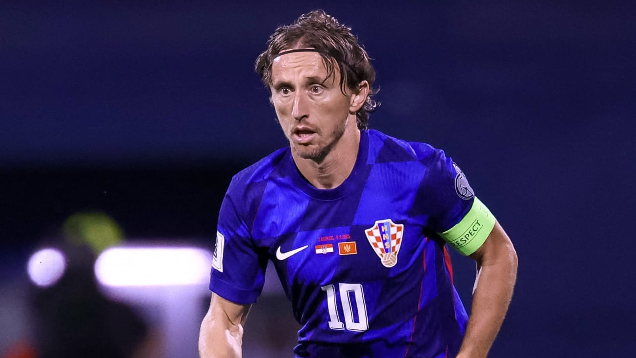 Modric em campo pela Seleção da Croácia (foto: DAMIR SENCAR / AFP)