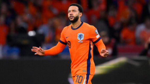 Memphis Depay, do Corinthians, tentará levar a Holanda à Copa do Mundo (foto: JOHN THYS / AFP)