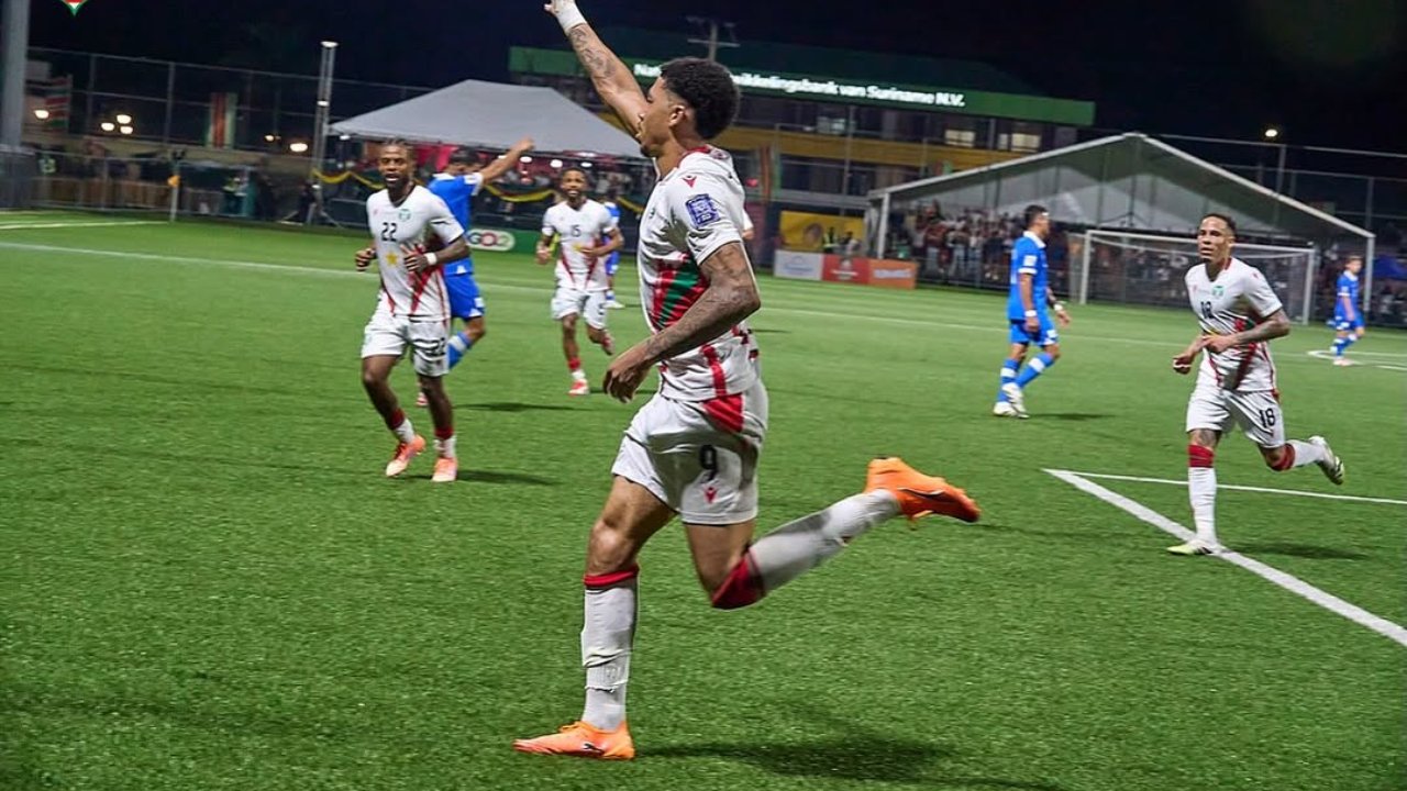 Time de Suriname em jogo das Eliminatórias da Concacaf para a Copa do Mundo de 2026 (foto: Reprodução Instagram de Suriname)
