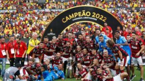 Jogadores do Flamengo comemoram com a taça da Copa Libertadores de 2022 (foto: Gilvan de Souza/Flamengo)