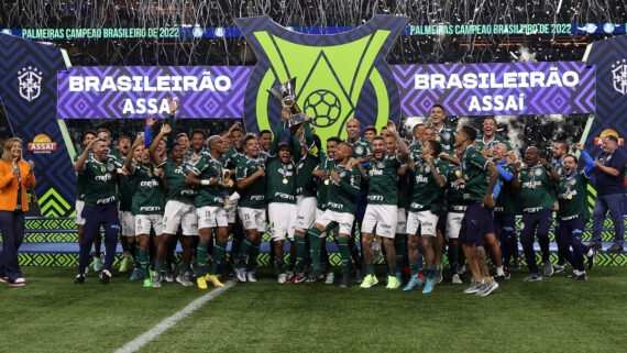 Palmeiras ergue a taça de campeão brasileiro em 2022 (foto: Divulgação/Palmeiras)