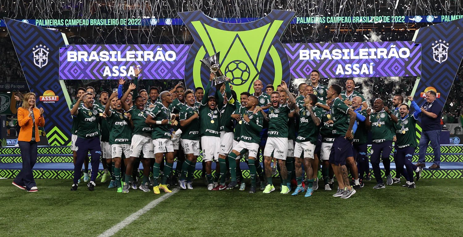 Palmeiras ergue a taça de campeão brasileiro em 2022 (foto: Divulgação/Palmeiras)