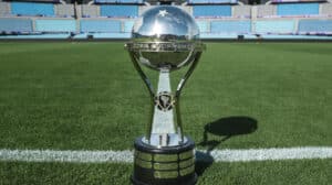 As equipes desejam esse objeto: o troféu da Copa Sul-Americana - Crédito: 
