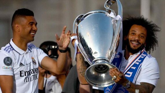 Jogadores Casemiro e Marcelo, do Real Madrid, com o troféu da Champions League (foto: Gabriel Bouys/AFP)