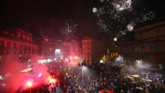 Comemoração da torcida do Napoli (foto: Carlo Hermann / AFP)
