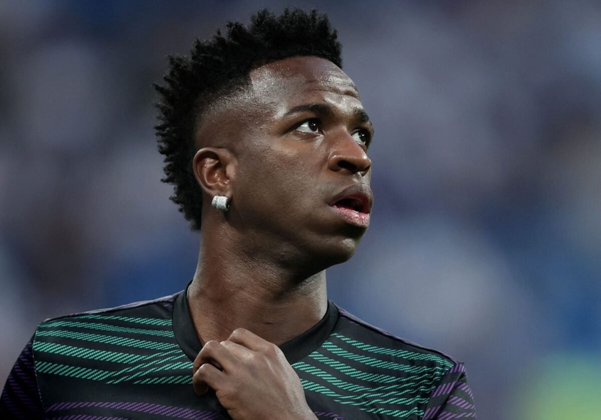 Vinicius Junior em aquecimento antes de jogo pelo Real Madrid (foto: Thomas COEX/AFP)