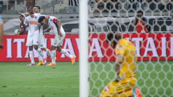 Edcarlos e companheiros de Atlético-MG comemoram gol contra o Corinthians em 2014, com o goleiro Cássio a lamentar (foto: Bruno Cantini/Atlético-MG)