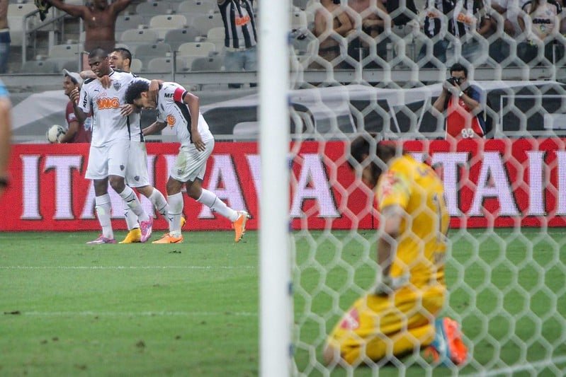 Edcarlos e companheiros de Atlético-MG comemoram gol contra o Corinthians em 2014, com o goleiro Cássio a lamentar (foto: Bruno Cantini/Atlético-MG)
