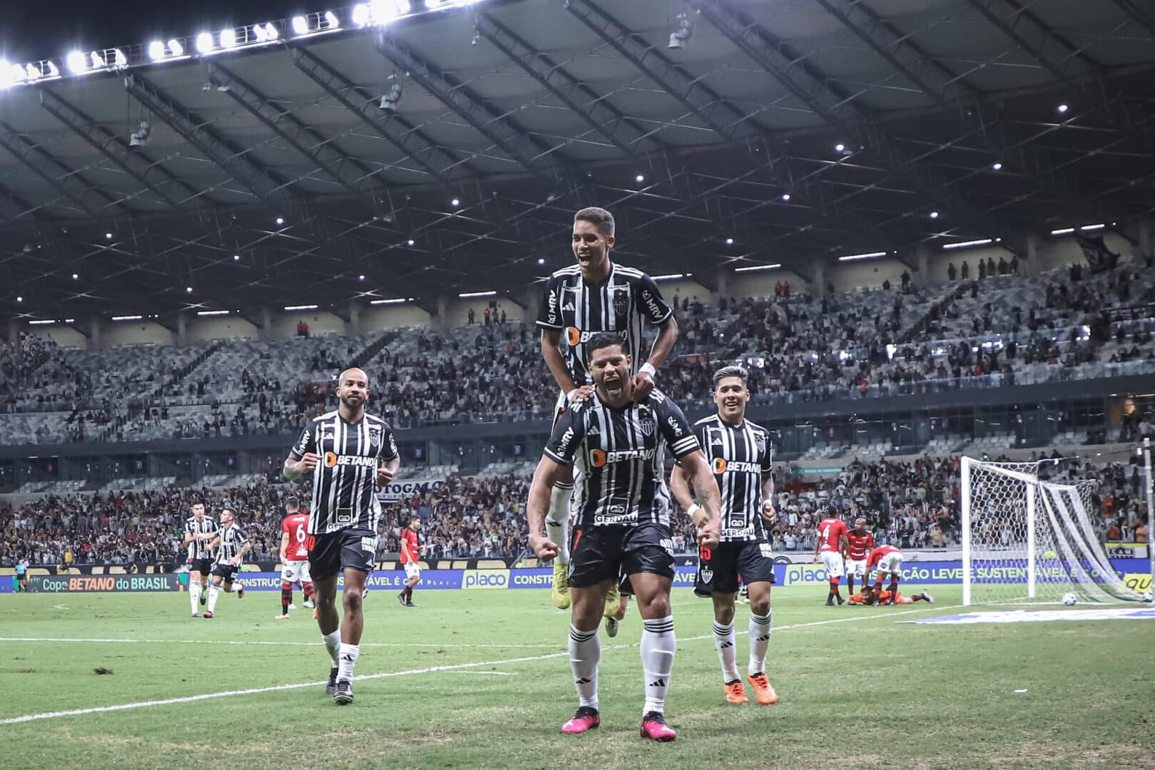 Hulk comemora gol do Atlético-MG sobre o Brasil de Pelotas no Mineirão (foto: Pedro Souza/Atlético-MG)