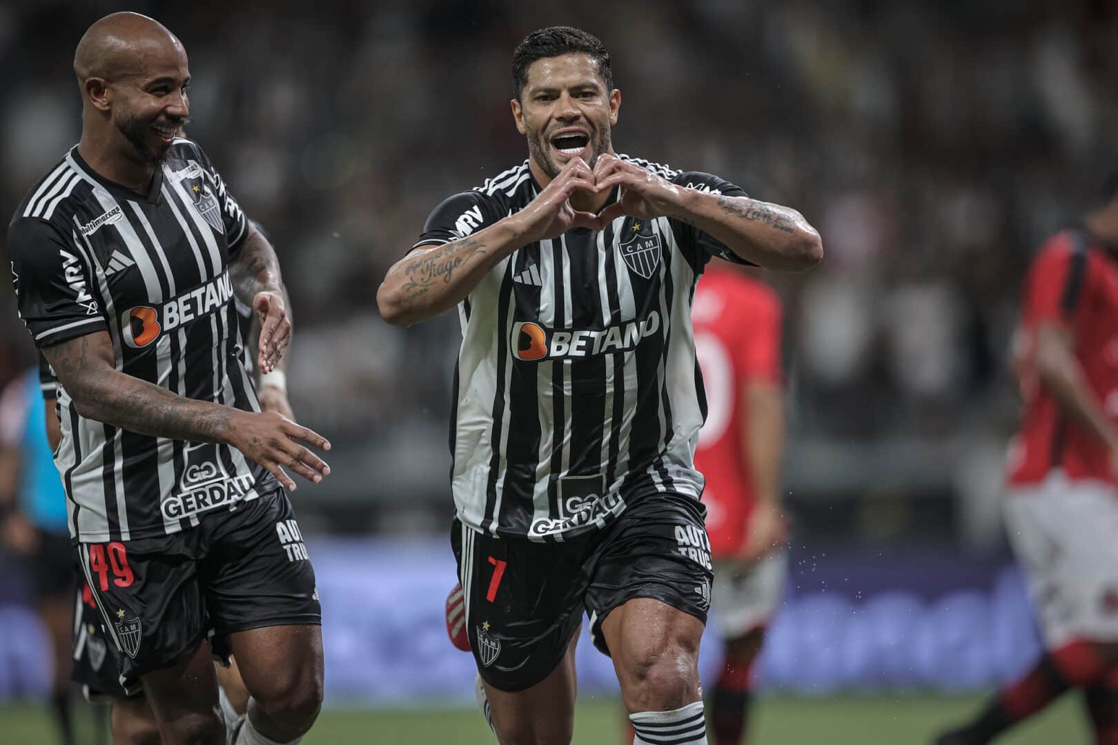 Hulk comemora gol do Atlético-MG com Patrick (foto: Pedro Souza/Atlético-MG)