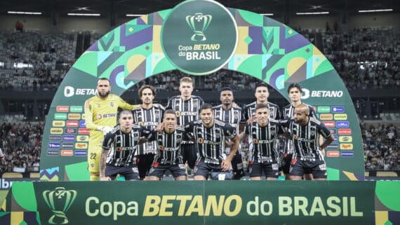 Jogadores do Atlético perfilados para jogo da Copa do Brasil (foto: Pedro Souza/Atlético)