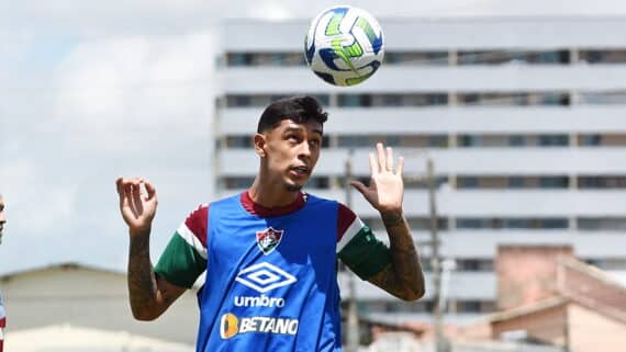 Foto do zagueiro Vitor Mendes, do Fluminense, cabeceando a bola (foto: Mailson Santana/Fluminense)