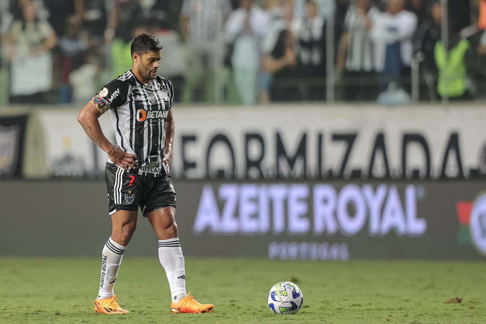 Hulk se prepara para cobrar falta pelo Atlético-MG (foto: Pedro Souza/Atlético-MG)