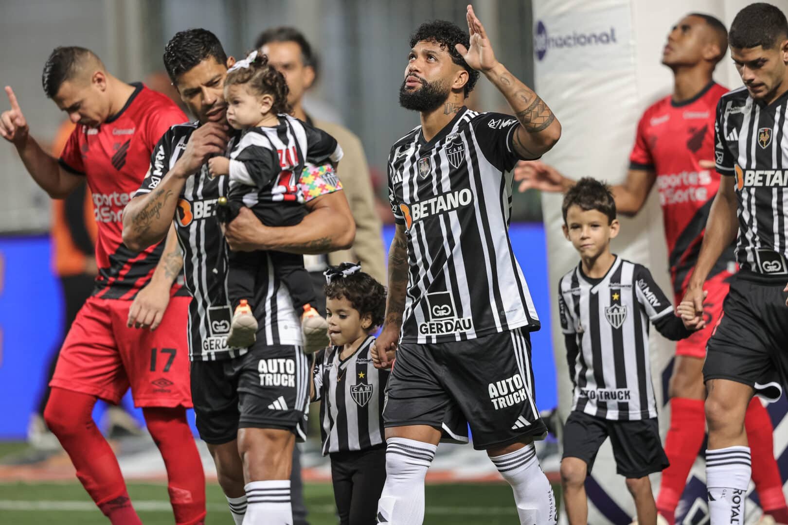 Jogadores do Atlético-MG entram em campo contra o Athletico-PR (foto: Pedro Souza/Atlético-MG)