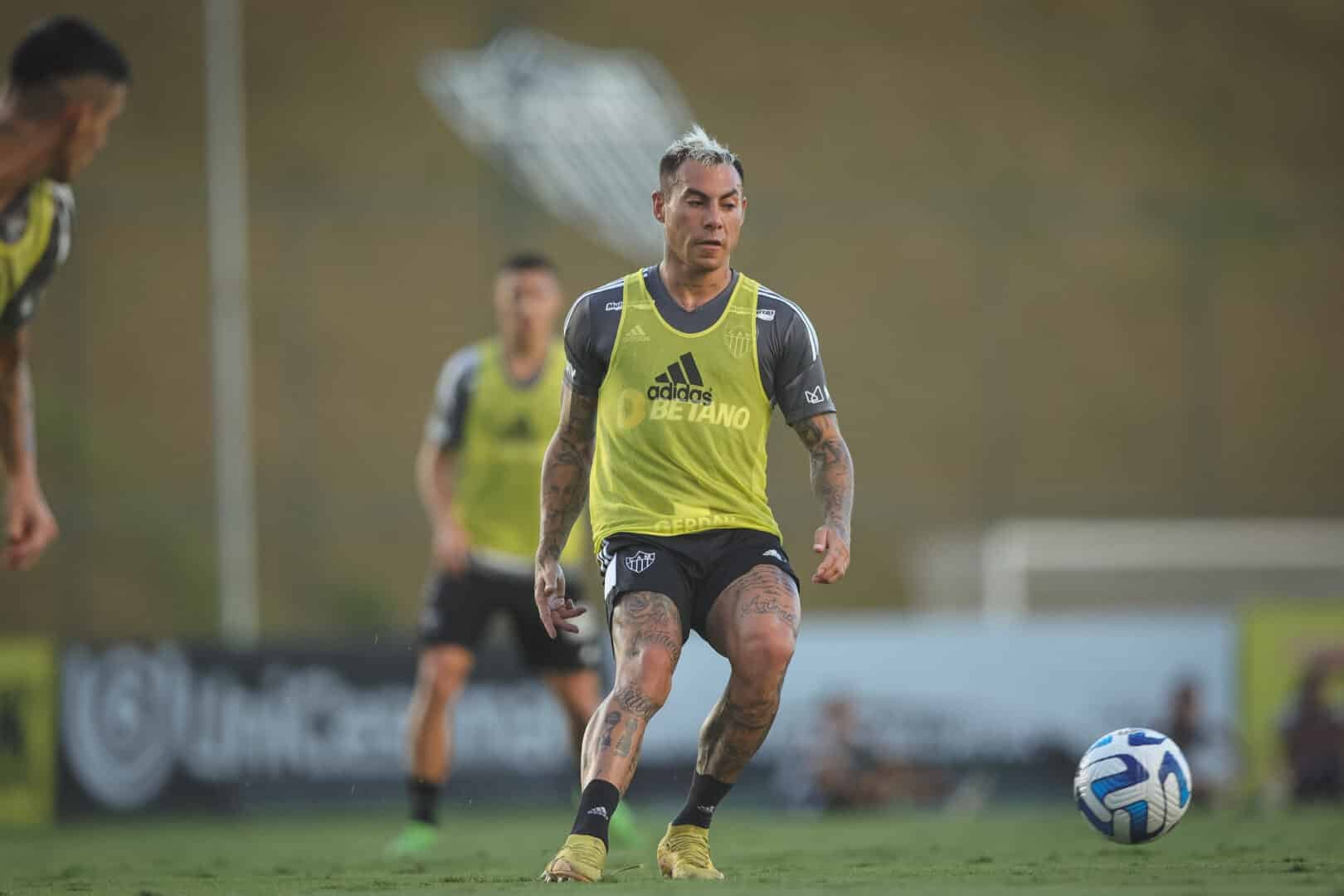Atacante Eduardo Vargas durante treino do Atlético (foto: Pedro Souza/Atlético)