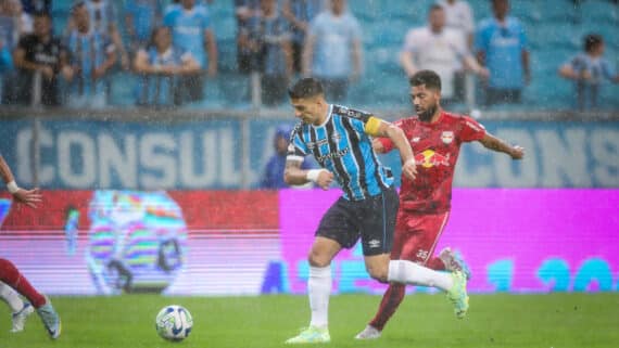 Suárez carrega bola em jogo entre Grêmio e RB Bragantino (foto: Lucas Uebel/Grêmio FBPA)