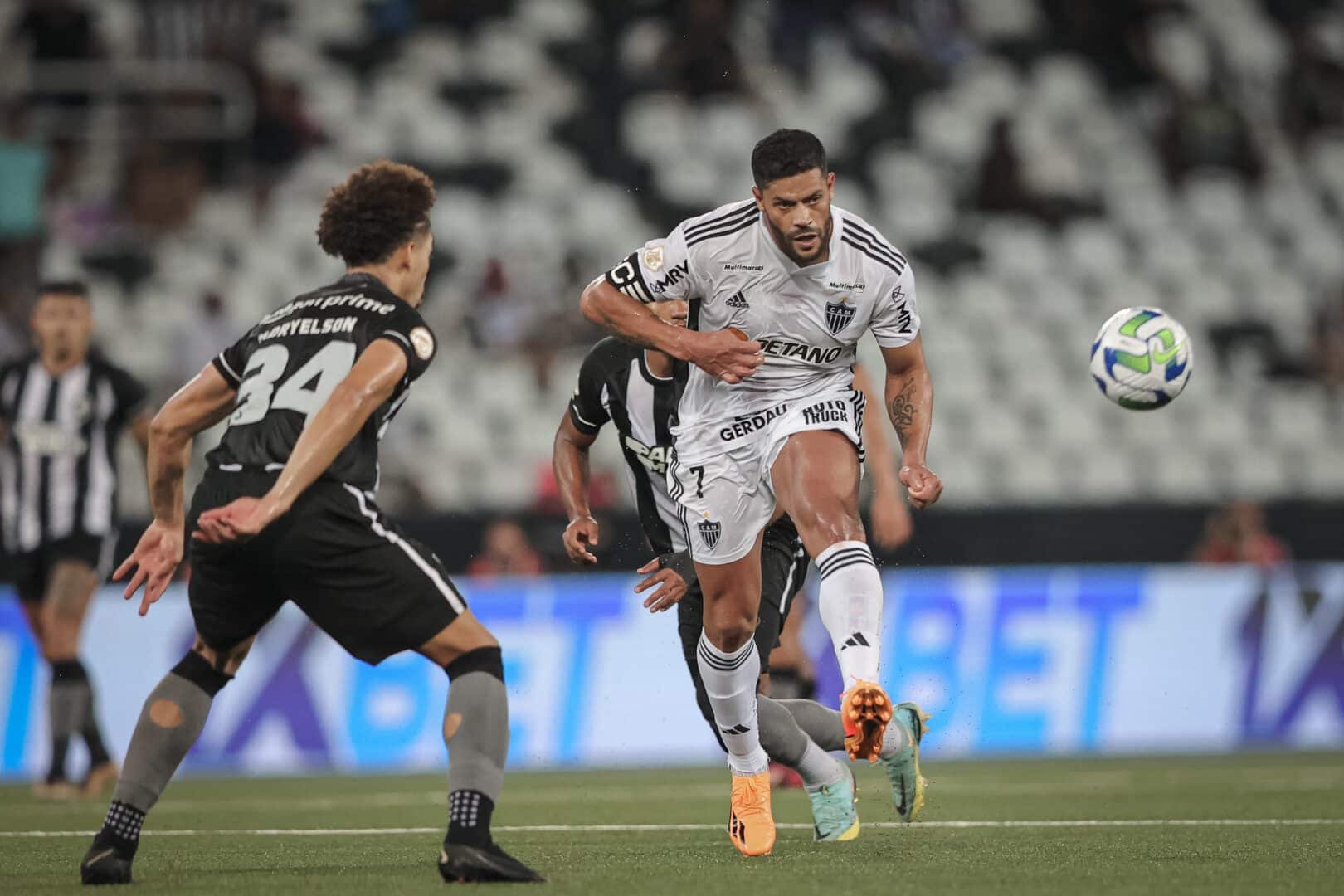 Hulk, do Atlético-MG, em tentativa de passe contra o Botafogo (foto: Pedro Souza/Atlético-MG)