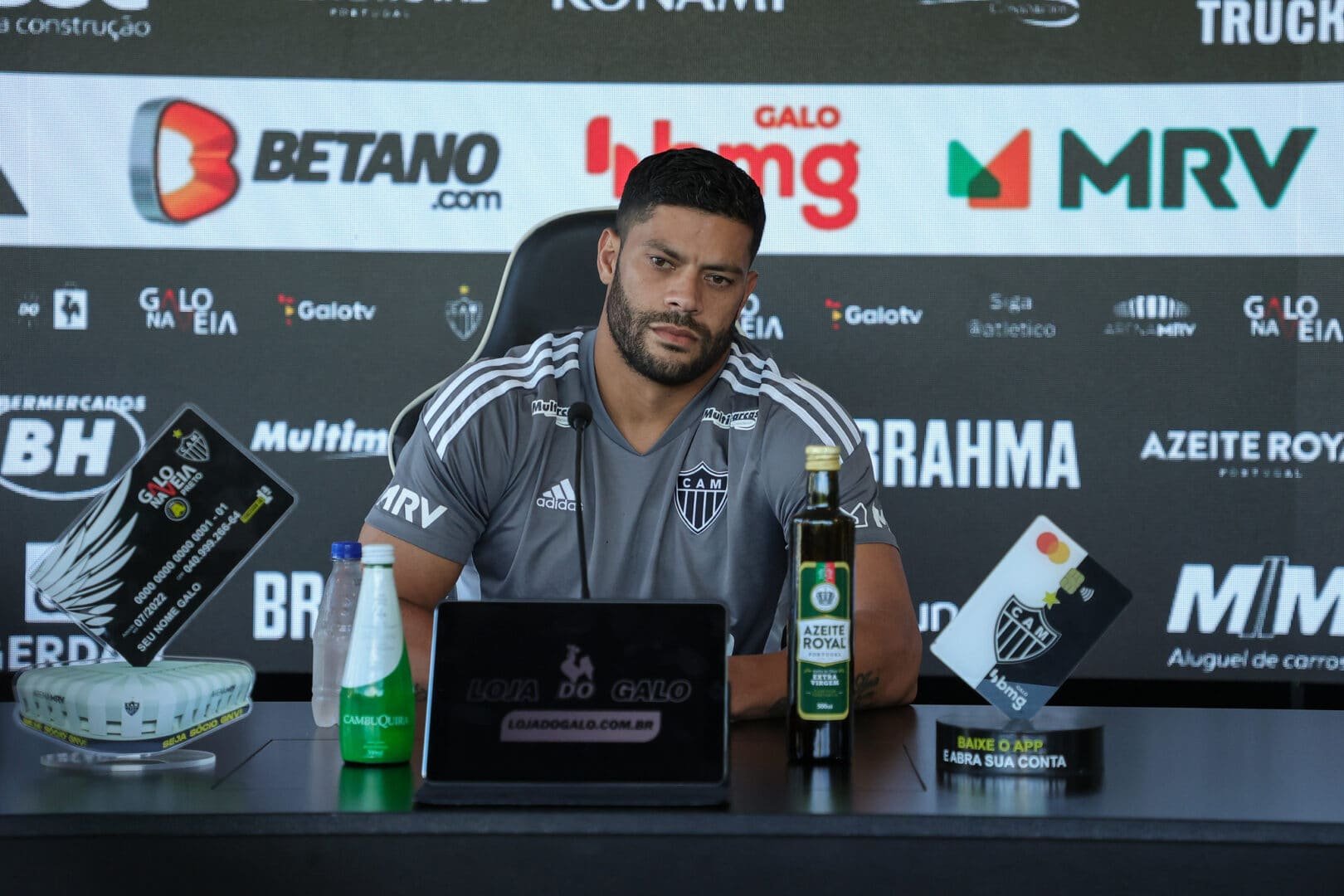 Hulk faz cara fechada durante coletiva no Atlético-MG (foto: Pedro Souza/Atlético-MG)