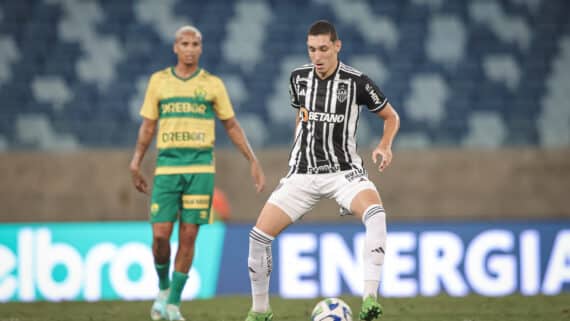 Paulo Vitor domina bola em confronto entre Cuiabá e Atlético-MG (foto: Pedro Souza/Atlético-MG)