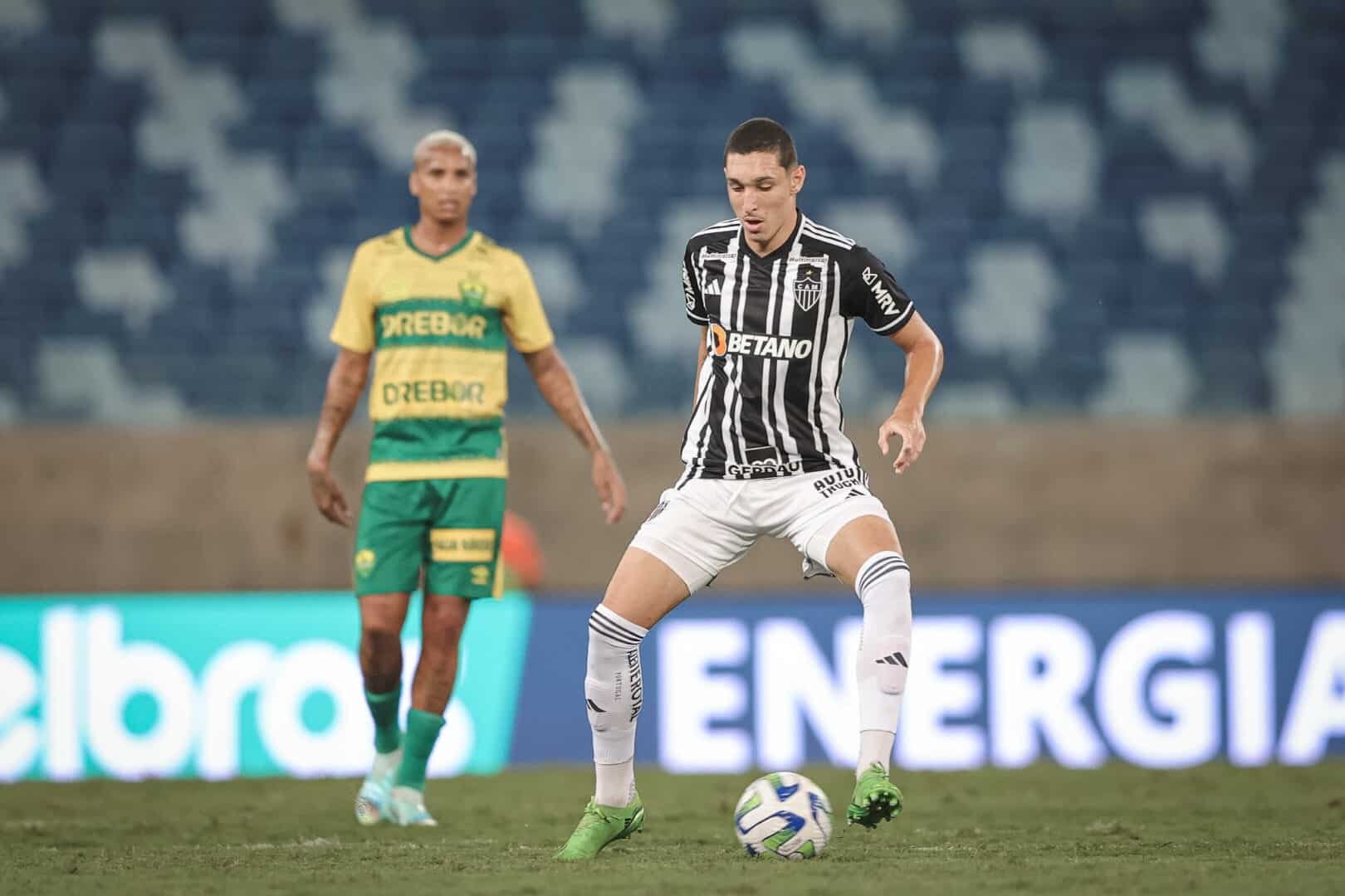 Paulo Vitor domina bola em confronto entre Cuiabá e Atlético-MG (foto: Pedro Souza/Atlético-MG)