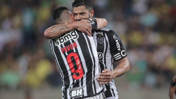 Pavón e Hulk se abraçam em comemoração de gol do Atlético-MG (foto: Pedro Souza/Atlético-MG)