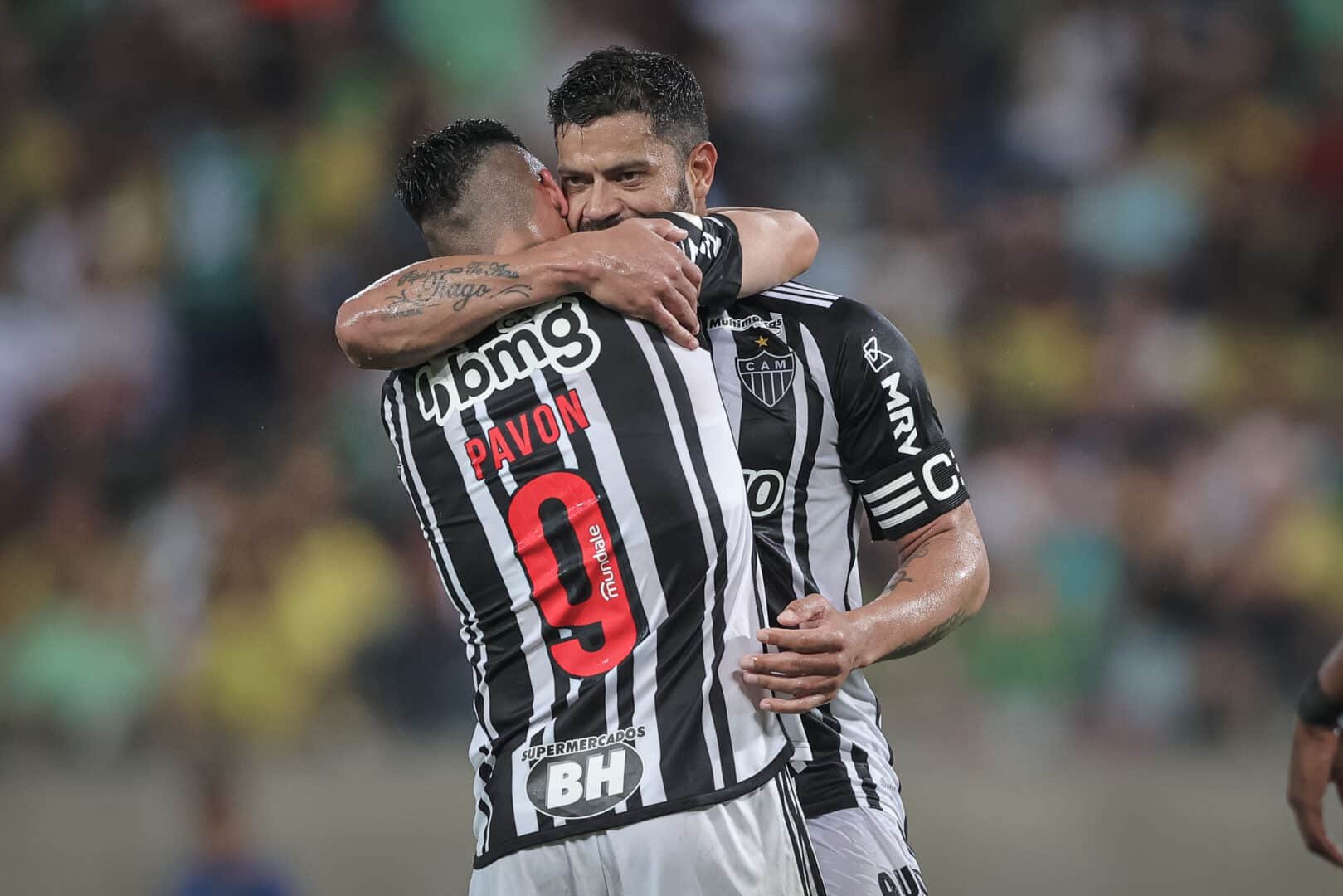 Pavón e Hulk se abraçam em comemoração de gol do Atlético-MG (foto: Pedro Souza/Atlético-MG)