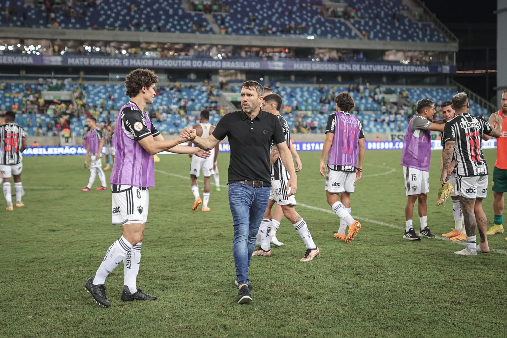 Coudet cumprimenta jogadores do Atlético-MG após vitória sobre o Cuiabá (foto: Pedro Souza/Atlético)