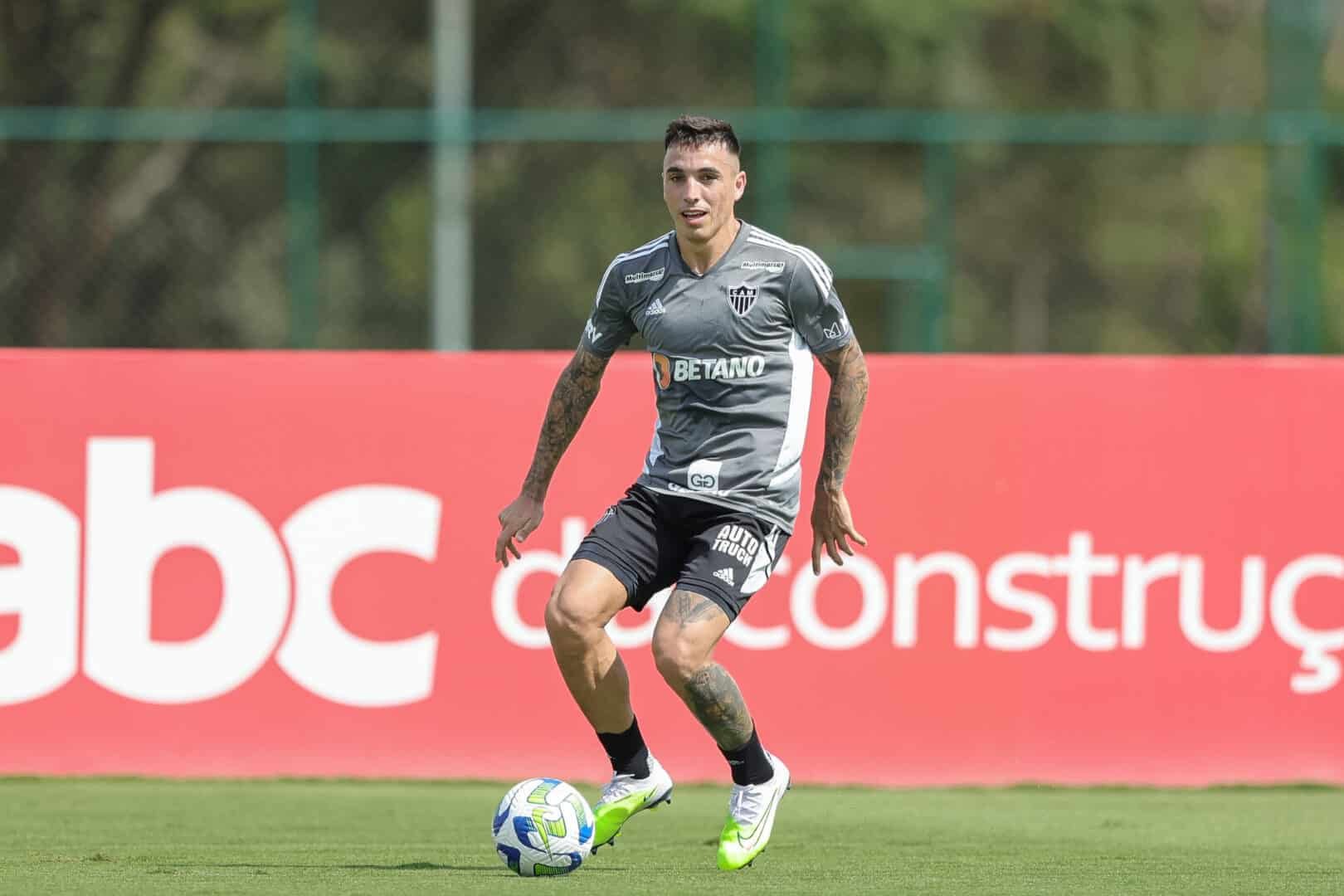 Saravia durante treino do Atlético-MG (foto: Pedro Souza/Atlético-MG)