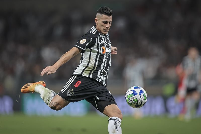 Foto do jogador Pavón, do Atlético-MG, chutando uma bola (foto: Pedro Souza/Atlético)