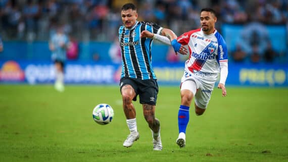 Foto de jogadores do Grêmio e Fortaleza em jogo (foto: Lucas Uebel/Grêmio)
