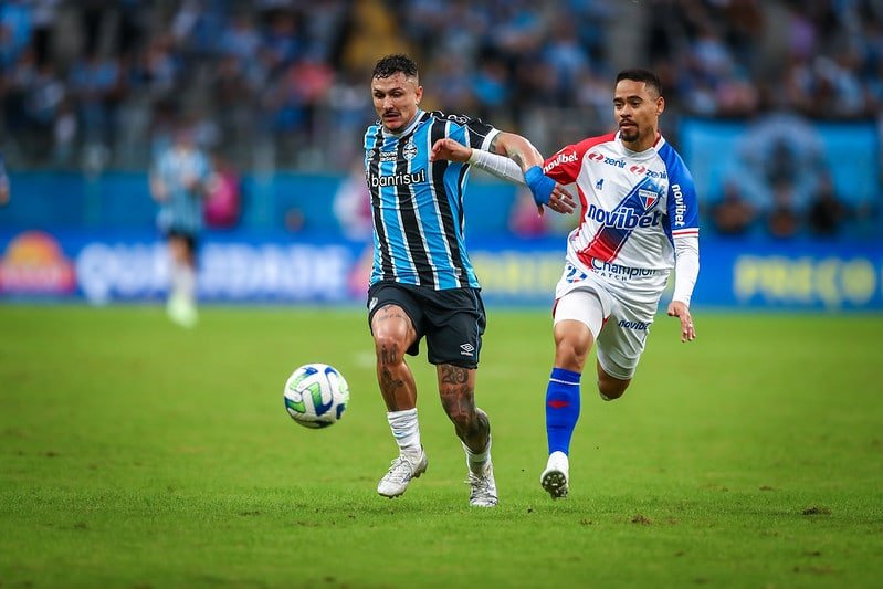 Foto de jogadores do Grêmio e Fortaleza em jogo (foto: Lucas Uebel/Grêmio)
