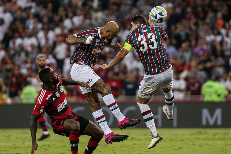 Jogadores de Fluminense e Flamengo disputam a bola (foto: Marcelo Gonçalves/Fluminense)