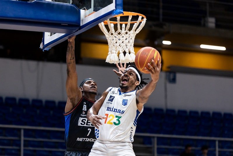 Foto do ala Shaq Johnson, do Minas, pulando para fazer uma bandeja (foto: Hedgard Moraes/MTC)