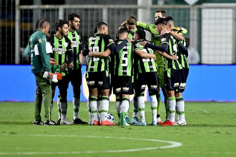 Jogadores do América-MG abraçados (foto: Mourão Panda/América-MG)