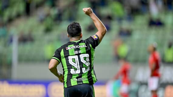 De costas e com o braço erguido, Aloísio, do América-MG, comemora gol (foto: Mourão Panda/América-MG)