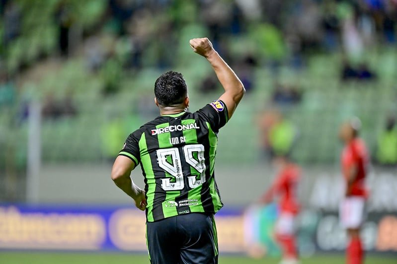 De costas e com o braço erguido, Aloísio, do América-MG, comemora gol (foto: Mourão Panda/América-MG)