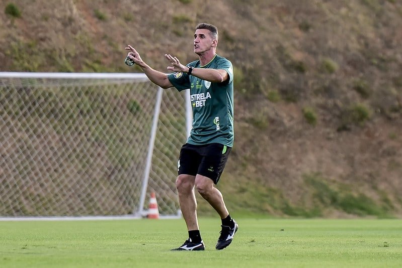 Vagner Mancini comanda treino do América-MG (foto: Mourão Panda/América-MG)