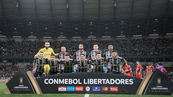 Jogadores do Atlético-MG perfilados antes de jogo pela Copa Libertadores no Mineirão (foto: Pedro Souza/Atlético-MG)