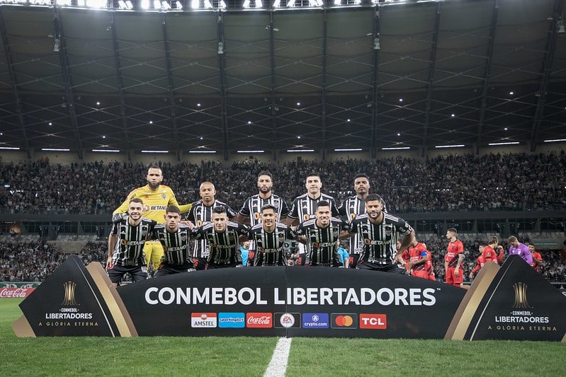 Jogadores do Atlético-MG perfilados antes de jogo pela Copa Libertadores no Mineirão (foto: Pedro Souza/Atlético-MG)