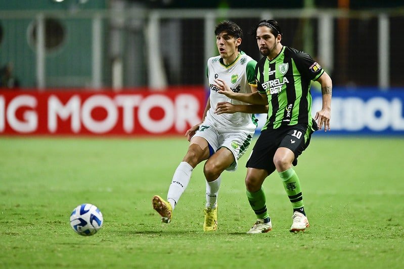 Benítez, meia do América-MG, em disputa de bola no jogo contra o Defensa y Justicia, pela quarta rodada do Grupo F da Sul-Americana (foto: Mourão Panda / América)