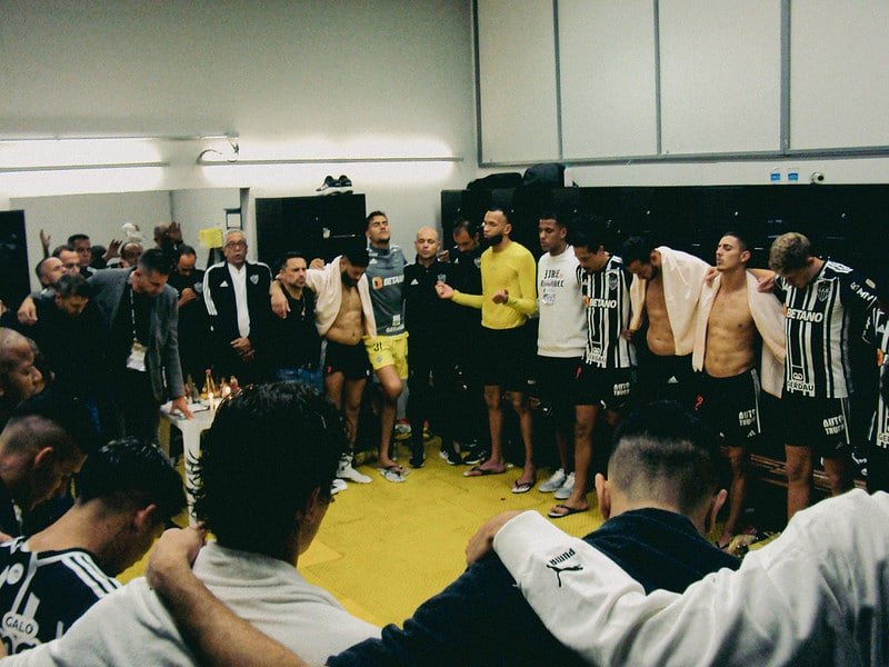 Jogadores do Atlético-MG se abraçam no vestiário após vitória sobre o Athletico-PR (foto: Pedro Souza/Atlético-MG)